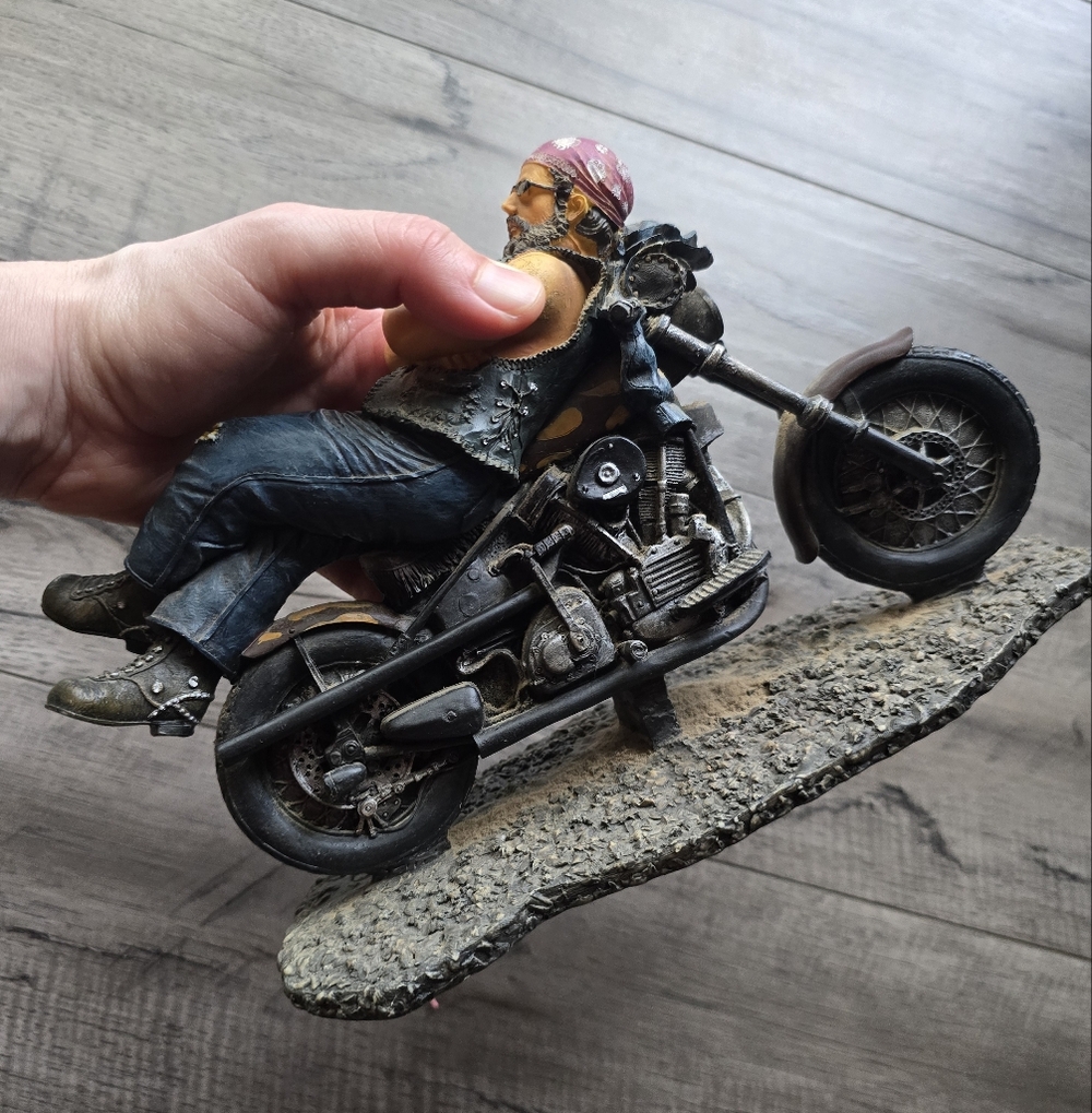 Sturgess Biker On Motorcycle Ceramic Figurine - Picture 3 of 11